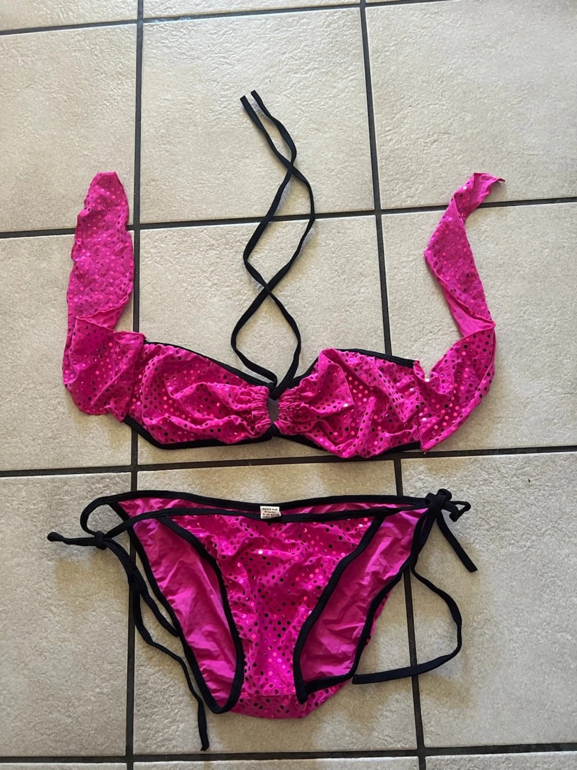 Rosa bikini med svarta detaljer