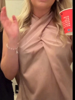 Rosa halterneck topp - Super fin rosa fest topp från shein,passar strl xs-s-m använd typ 2 ggr