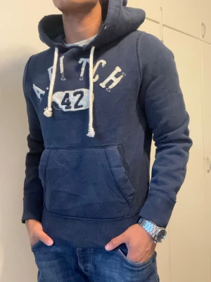 Vintage Abercrombie & Fitch Hoodie - Riktigt fet Abercrombie & Fitch Hoodie | Storlek S | Modell 175cm, 69kg | Mycket bra skick |