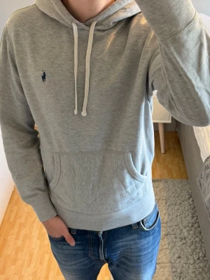 Polo Ralph Lauren Hoodie - Polo Ralph Lauren Hoodie | Storlek: M, passar dig mellan 180-190 cm | Skick: 9/10, använd fåtal gånger | Bara att skriva vid funderingar✍️