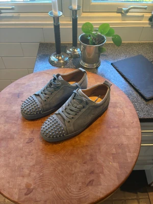 Christian Louboutin junior  - Tjena! Säljer ett par feta Christian Louboutin| 9/10 skick (liten fläck på sidan) | de är storlek 43| tillbehör :   | kom dm för fler funderingar! 