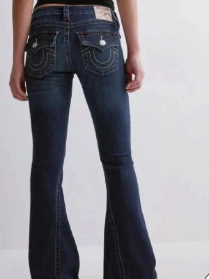 Mörkblå bootcut jeans True Religion - Säljer eller byter mot W24, dessa är w25. Kontakta om intresserad❤️ i modellen joey flare.   slitage lägst ner kom privat om du vill ha bilder på det!!