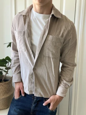 These glory days overshirt  - These glory days overshirt Manchester, lite liten på modellen. Inga defekter! Modellen i bilderna är 180 cm 75 kg och bär Storlek S , Kom med frågor! 🌟 (Kan gå ned i pris vid köp av paket 😉) 