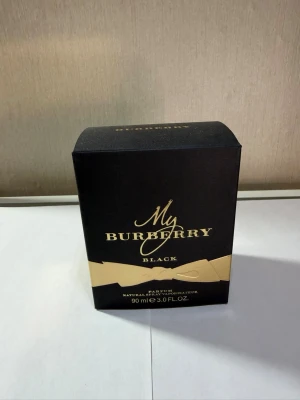 My Burberry Black Parfym 90 ml - Lyxig parfym från Burberry i elegant svart kartong med guldiga detaljer. Doften heter My Burberry Black och flaskan rymmer 90 ml. Perfekt för dig som gillar exklusiva och sofistikerade dofter med en modern twist.