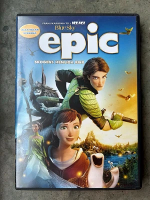 Epic dvd - DVD-film med "Epic - Skogens hemliga rike". Filmen är från skaparna av Ice Age och Blue Sky. Den har svenskt tal och extramaterial som inkluderar "Fåglar, insekter och sniglar: Upptäck skogen och skydda den!"  Finns på språk: Svenska, Engelska   OBS!! skivorna är begagnade så det kan förekomma repor/hairlines på skivorna, men då jag kollar igenom alla filmer jag säljer garanterar jag att alla funkar felfritt om inget annat står! :)