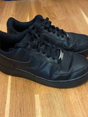 Nike Air Force 1  - Svarta Nike Air Force 1 