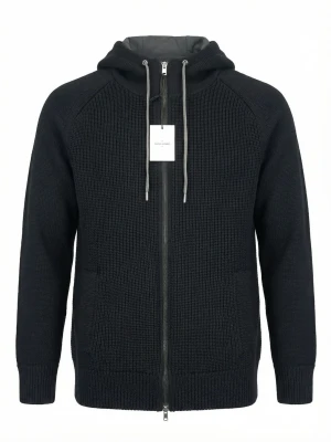Svart stickad hoodie från Gran Sasso - Snygg svart stickad hoodie från Gran Sasso med dragkedja hela vägen, ribbade muddar och två fickor framtill. Hoodien har en fodrad huva med dragsko och är gjord i ett mjukt, strukturerat material som känns både lyxigt och bekvämt.