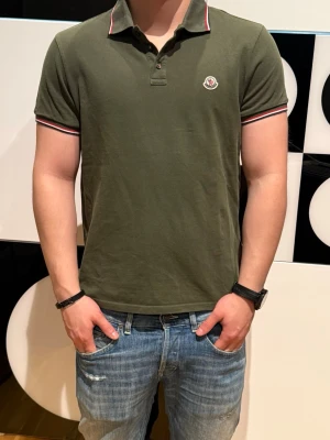 Moncler piké - Super snygg piké till sommaren! Nypris 3300kr skick 8,5/10 modellen är 178 cm väger 74 kg! Såklart äkta 💸