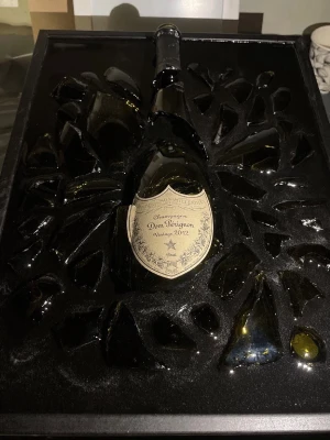Dom Pérignon Champagne 2012 - Exklusiv flaska Dom Pérignon Champagne Vintage 2012 Tavla perfekt som specialdesignad inredning. Flaskans etikett är klassiskt beige med svart text och flaskan är grön i glaset. Perfekt för speciella tillfällen eller som lyxig gåva. Tavlan är egenproducerad och gjord av återbruk från Epoxycreation🤩