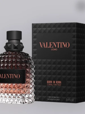 Valentino Uomo Born In Roma Coral Fantasy - Lyxig parfym från Valentino i en stilren, mönstrad glasflaska med svart kork och detaljer. Doften heter Born In Roma Coral Fantasy och kommer i en elegant svart kartong med korallfärgade inslag. Perfekt för dig som gillar exklusiva och moderna dofter.
