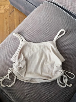 Somrig topp 🤍 - En mjuk och bekväm topp ✨i nyskick ✨ Enkel design med justerbara snören i sidorna.  Passar till allt 🤍ett måste i en garderob ✨