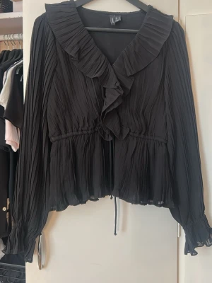 Blus - Säljer denna blus från Vero Moda. Inte alls mycket använd❣️