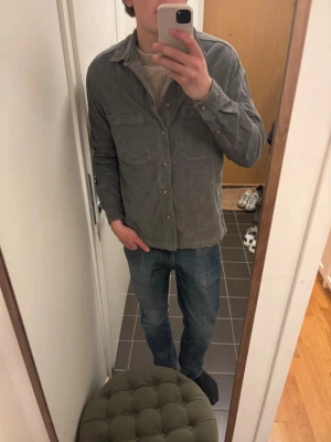 Overshirt  - Overshirt i storek M från asos, mycket bra skick. Killen på bilden är 187/75kg, men den passar bäst runt 180.