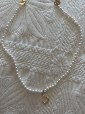 Jätte fint Maria Nilsdotter halsband! - Använt typ 4 gånger men säljer för jag passar bättre i silver❤️ helt ny skick och kommer med box! 
