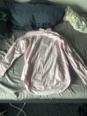 Rosa randig skjorta från Ralph Lauren - Skön skjorta inför sommarn utan defekter!! Storlek L