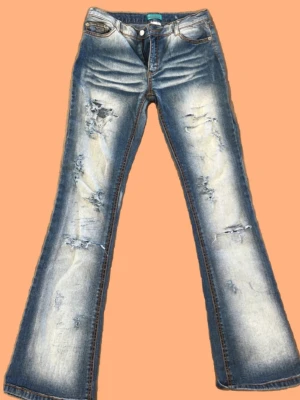 Blå slitna bootcut jeans - Storlek XS Lowwaist Bootcut. Midja 34-35cm. Innerben 78-79cm. 