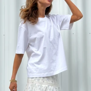 Fin ginatricot T-shirt - Super fin basic T-shirt från ginatricot. Använd några gånger och säljer då den är för liten. Den är lite missfärgad men annars bra skick. Har samma i svart så om ni vill ha nån av dom hör av er. Pris går att diskuteras vid snabb affär💛