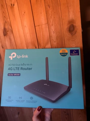 TP-Link Archer MR200 4G LTE Router - Säljer en TP-Link Archer MR200 4G LTE router med dual band Wi-Fi. Routern är svart med två externa antenner för bättre täckning och har stöd för SIM-kort. Perfekt för att få snabbt internet hemma eller på landet. Levereras i originalkartong.