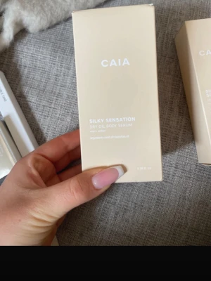 CAIA Silky Sensation Body Serum - CAIA Silky Sensation Dry Oil Body Serum i beige förpackning. Innehåller hjortronfröolja och squalane för en mjuk och återfuktad hud. Perfekt för dig som vill boosta din hudvårdsrutin med extra glow.