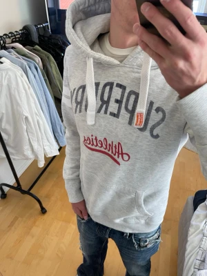 Vintage 2000s SuperDry hoodie (Sällsynt) - Säljer nu denna sjukt snygga Vintage 2000s SuperDry hoodie! Passar till allt och har en perfekt passform. Säljs ej längre i butik och är därav mycket eftertraktad😊Storlek L på etiketten men passar S perfekt🙌  Skriv vid funderingar 🤝