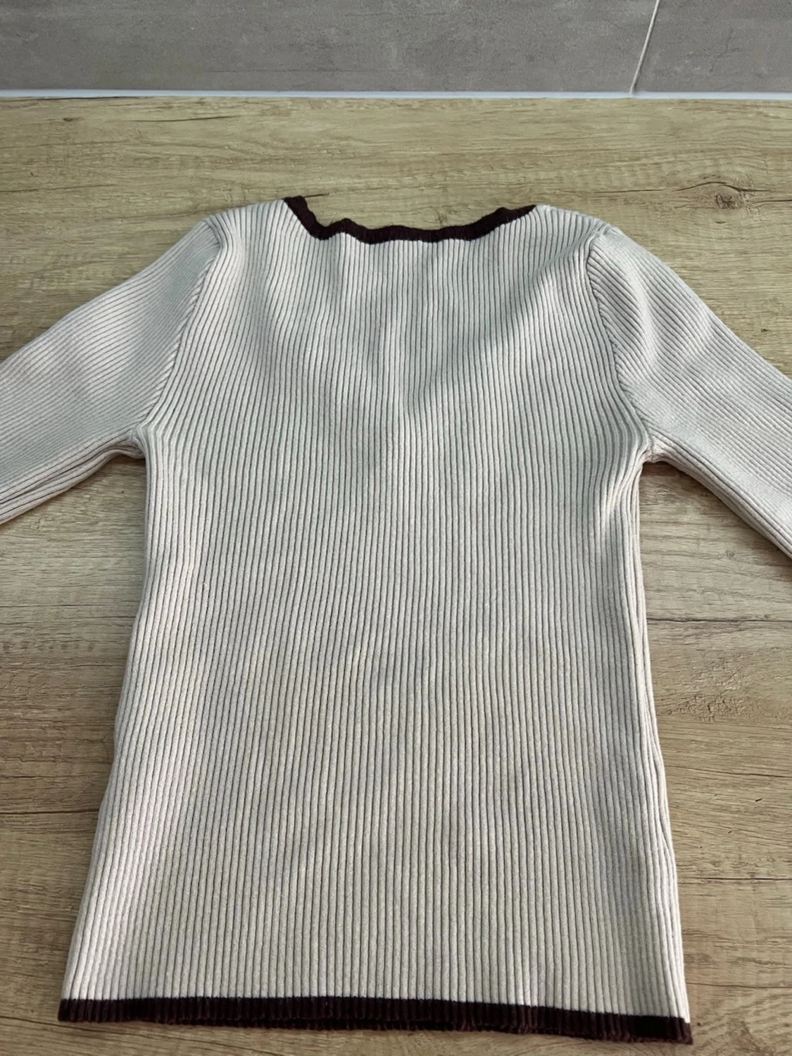Beige ribbad topp med brun kant - 2