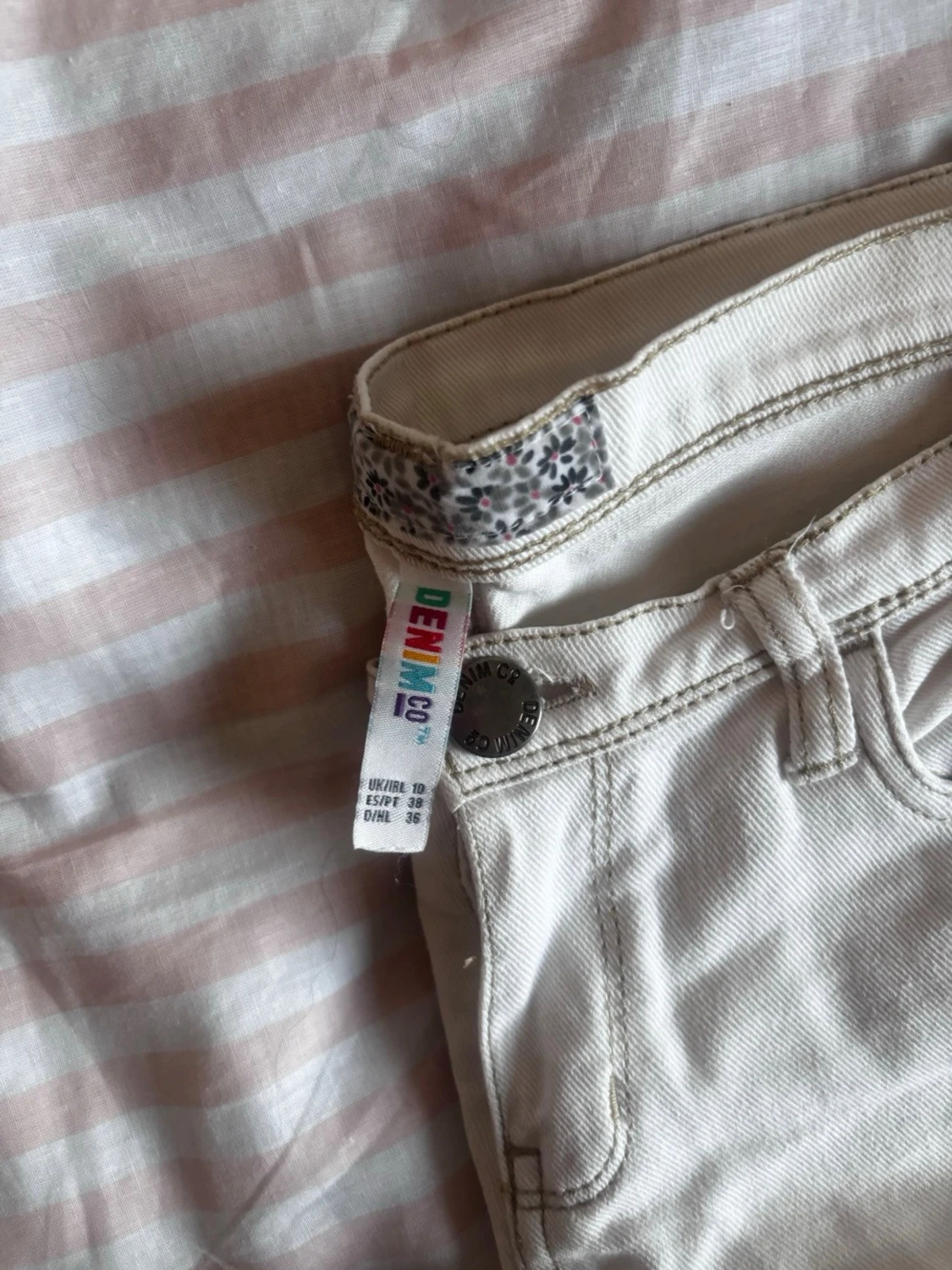 Lågmidjade vita jeansshorts - 2