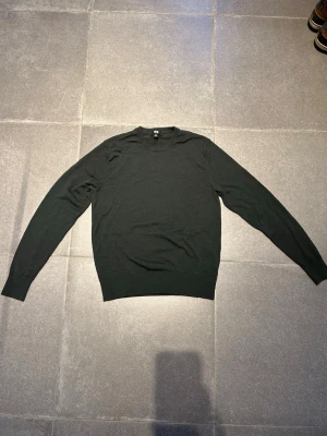 Uniqlo merinoull - Grön merinoulltröja från Uniqlo🤩 Använd endast ett fåtal gånger och har inga tecken på användning! Säljer då den blivit för liten. Hör av er om ni har frågor!