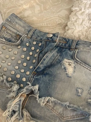 Jeansshorts med slitningar - Snygga ljusblå jeansshorts❣️ pris kan diskuteras vid snabbt köp