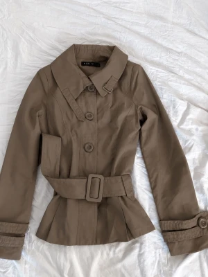 Beige brun trenchcoat - Beige brun trenchcoat med fin passform strl xs