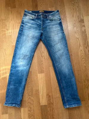 Jack & Jones Jeans - Tja! Säljer dessa Jack & Jones jeans i storlek 30/32. Skick 8/10 fint skick. Modell: Tapered Mike, sitter slim/straight på mig är 180, 70kg. Perfekta som basplagg till sommaren! PM vid frågor eller funderingar. /TA