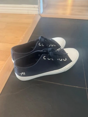 Mörkblå sneakers - Jättesnygga skor som bara har använts en gång!