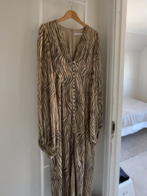 Adoore Positano Zebra - säljer pga fel storlek, har en knapp längst ner som försvunnit men inget som syns när klänningen är på!! 🤎