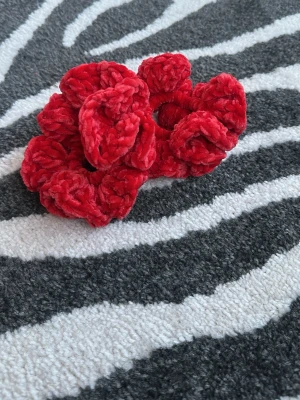Röda fluffiga scrunchies - Två stycken scrunchies i starkt rött fluffigt chenillegarn. Supersöt detalj i håret 