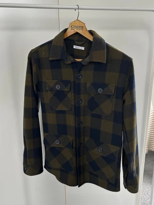 Overshirt  - Knowledge cotton overshirt i storlek S. Köpt för 1599kr. Pris kan diskuteras. I bra pris. 