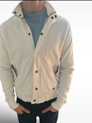 Vit woolrich cardigan - Tja! Säljer nu denna vita woolrich cardigan. Den är i storlek S och i mycket bra skick. Den har både knappar och blixtlås. Perfekt nu till våren! Nypris: ca 3000 kr. Säljs för: 525 Hör gärna av er vid frågor eller mer bilder! Priset är inte hugget i stenen!