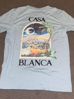 Ljusblå Casa Blanca t-shirt  - Snygg Casa blanca ljusblå t-shirt perfekt för sommaren! (Pris kan diskuteras via snabb affär)