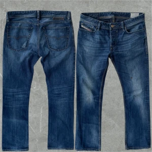 Diesel jeans - Snygga diesel jeans med en straight/bootcut passform. Jeansen kommer med slitningar på baksidan och framsidan. Modellen på bilden är 183cm. Skriv vid funderingar😁 bilder från förra säljaren😁