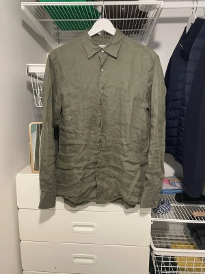 Grön linneskjorta från uniqlo - Säljer denna riktigt snygga gröna linneskjorta från Uniqlo, som passar riktigt bra nu till de varmare perioderna. Kom gärna med prisförslag!