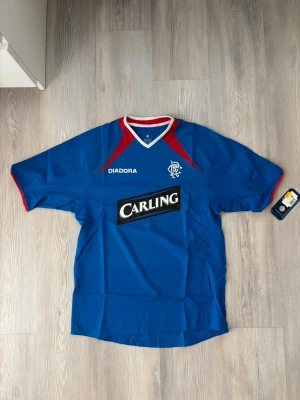 Rangers Fc 2003-05 hemma tröja  - Rangers Fc 03-05 hemma tröja. Helt ny med tagg. Storlek S. 