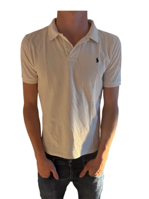 Ralph Lauren piké  - Säljer en mycket fin Ralph Lauren piké. Mycket fint skick. Jag på bilden är 185cm lång. Hör av er vid frågor eller funderingar!