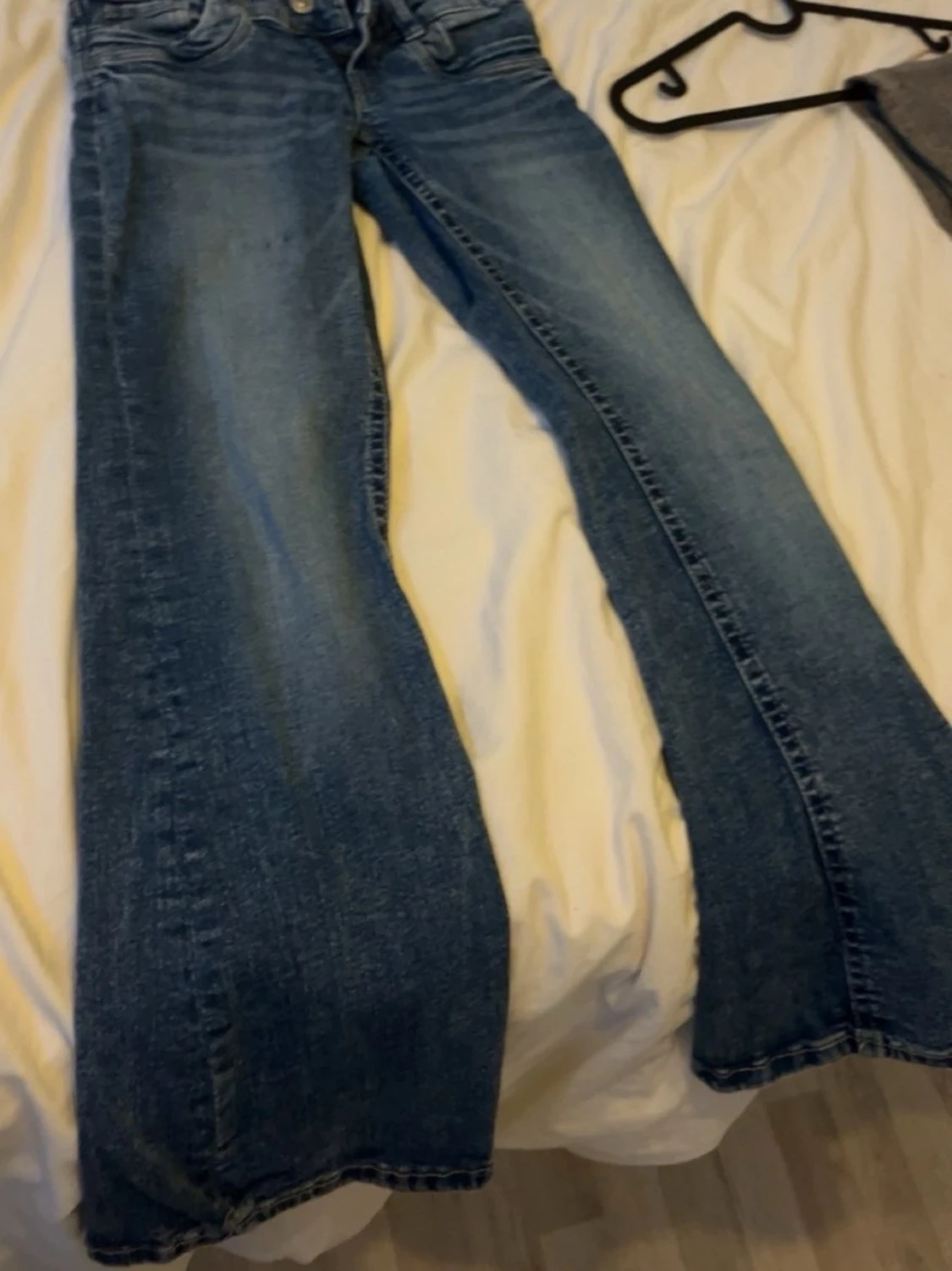 Blå bootcut jeans med slitningar - 2