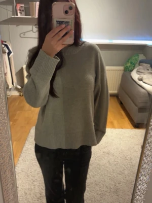 Ljusgrå stickad tröja från H&M - en ljusgrå stickad tröja i XS från H&M . tröjan har en rak passform.🩶