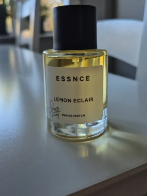 ESSNCE Lemon Eclair Eau de Parfum - Oanvänd parfym från ESSNCE med doften Lemon Eclair. Har förvarats mörkt & svalt.