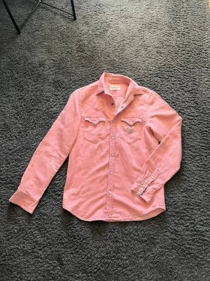 Rosa Ralph Lauren Denim & Supply jeansskjorta  - Riktigt snygg rosa jeansskjorta från Ralph Lauren denim & supply i storlek S 