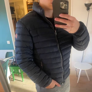 Colmar Jacka - Hej! säljer nu den hära dunjackan från Colmar i bra skick! Den kommer vara riktigt snygg nu till vår/sommar så passa på! Nypris 3600, mitt pris 999kr. Om ni har frågor så är det bara att höra av er😁