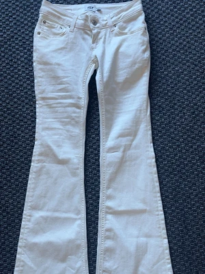 Lågmidjade vita jeans - Säljer ett par helt oanvända jeans i en populär modell från lager 157. Aldrig använda då de ej passar mig och är i modellen blaze i storlek xs. Supersnygga och passar till allt. Slutsålda på hemsidan🥰
