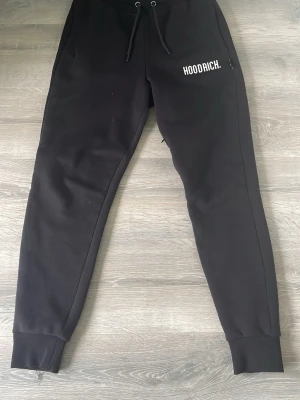 HOODRICH svarta Sweatpants  - Väldigt sköna mjukisbyxor från Hoodrich, Small och är i perfekt skick. Perfekt för gym eller chilla, slim ner till.   