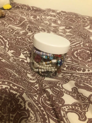 Mystery jewelry jar - Säljer en burk fylld med flera olika armband, halsband och massa örhängen, väldigt billigt pris för mängden av smycken