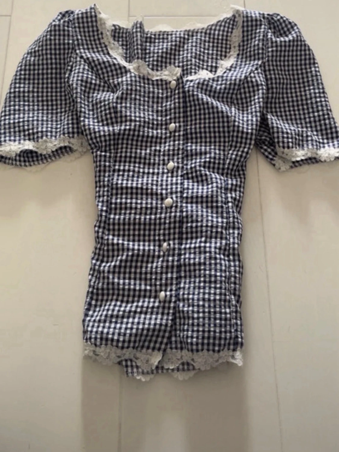 Blårutig blus med spetsdetaljer vintage