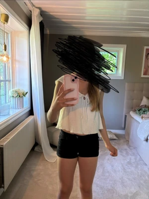 Svarta shorts i bomull strl 152 från H&M - Snygga svarta shorts med en fin passform och klassisk femficksdesign. Tillverkade i mjuk bomull med knapp och dragkedja framtill. Perfekta för varma sommardagar och enkla att matcha med olika toppar.